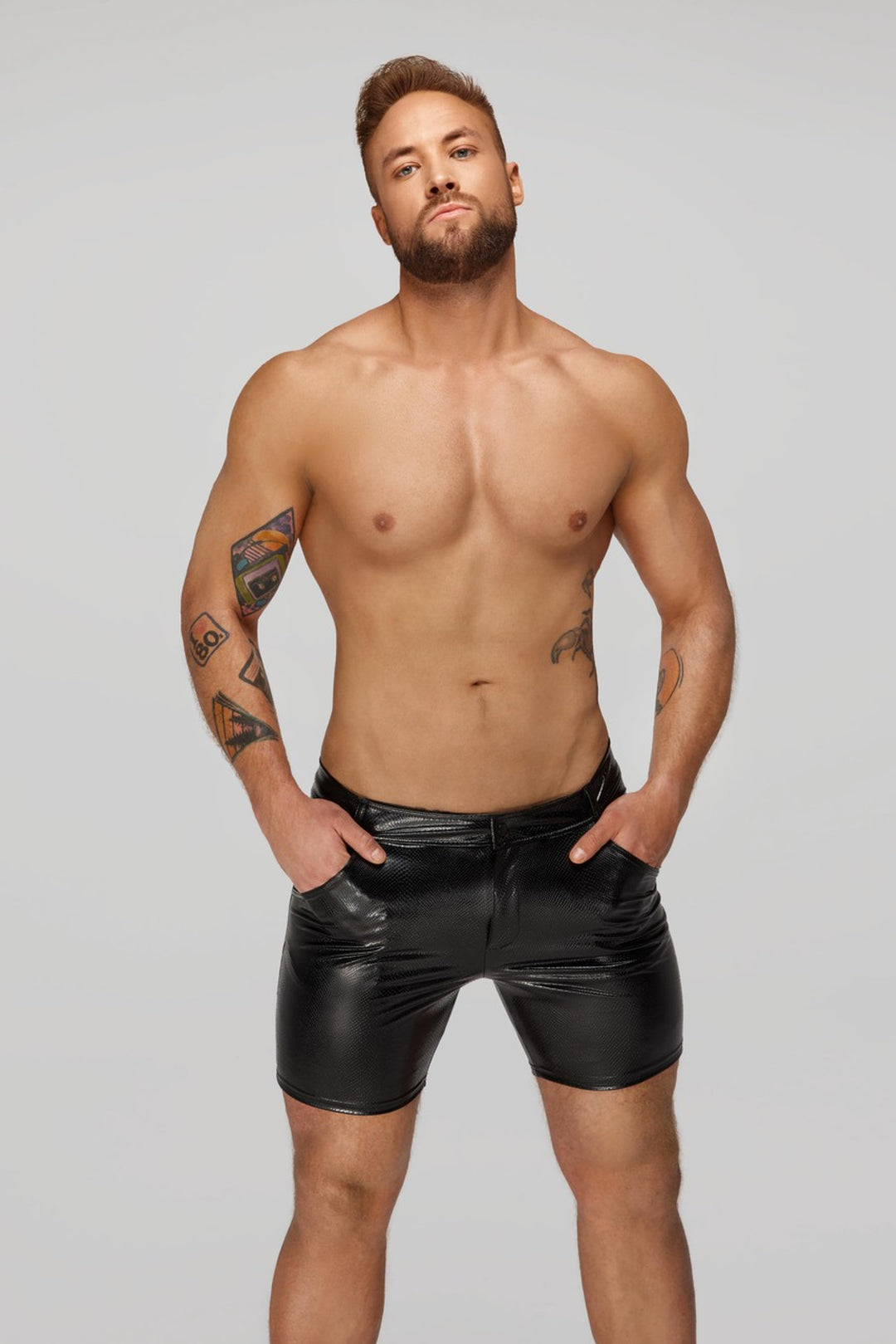 Mid-length shorts of snake wetlook with back pockets