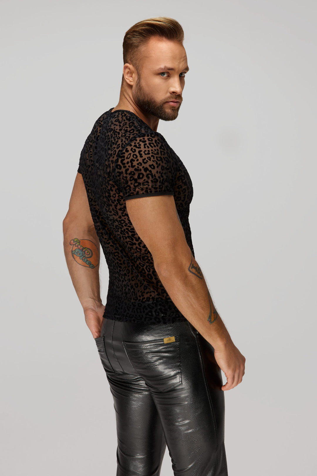 Leopard flock v-neck t-shirt